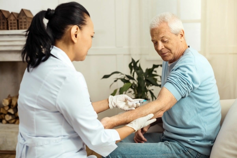 Soin infirmier auprès d’un patient à domicile