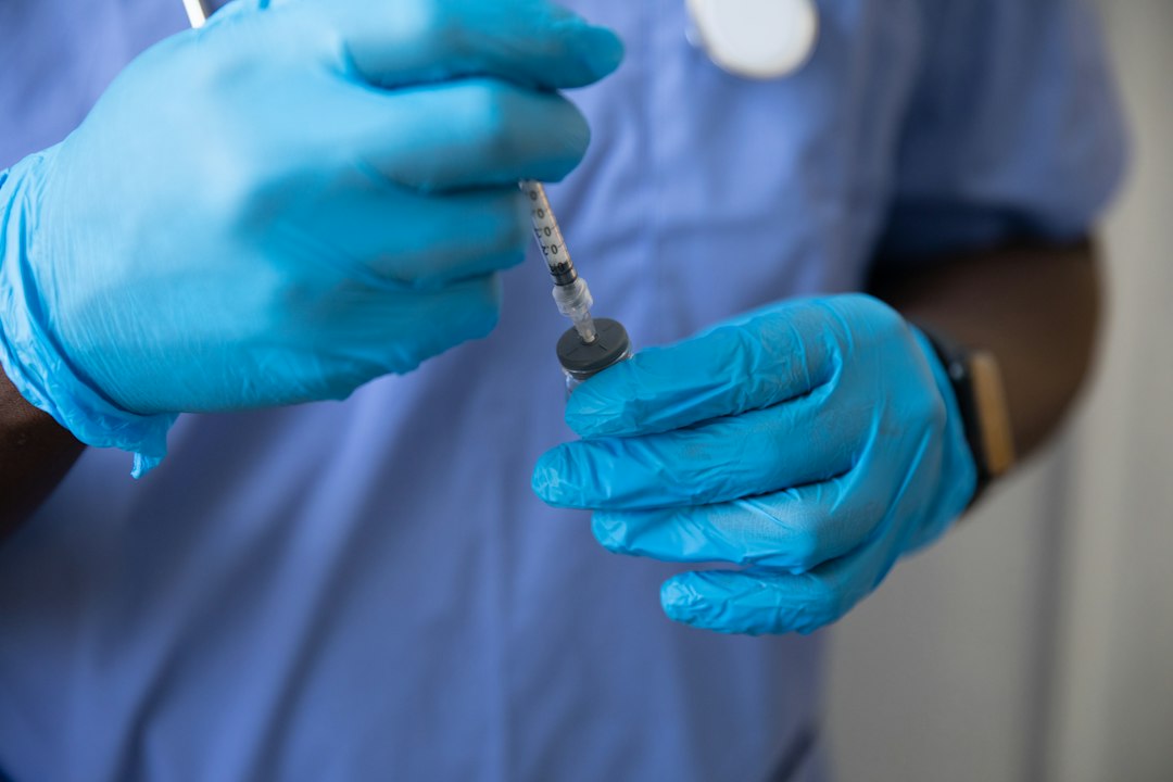 Préparation d’un vaccin au cabinet infirmier
