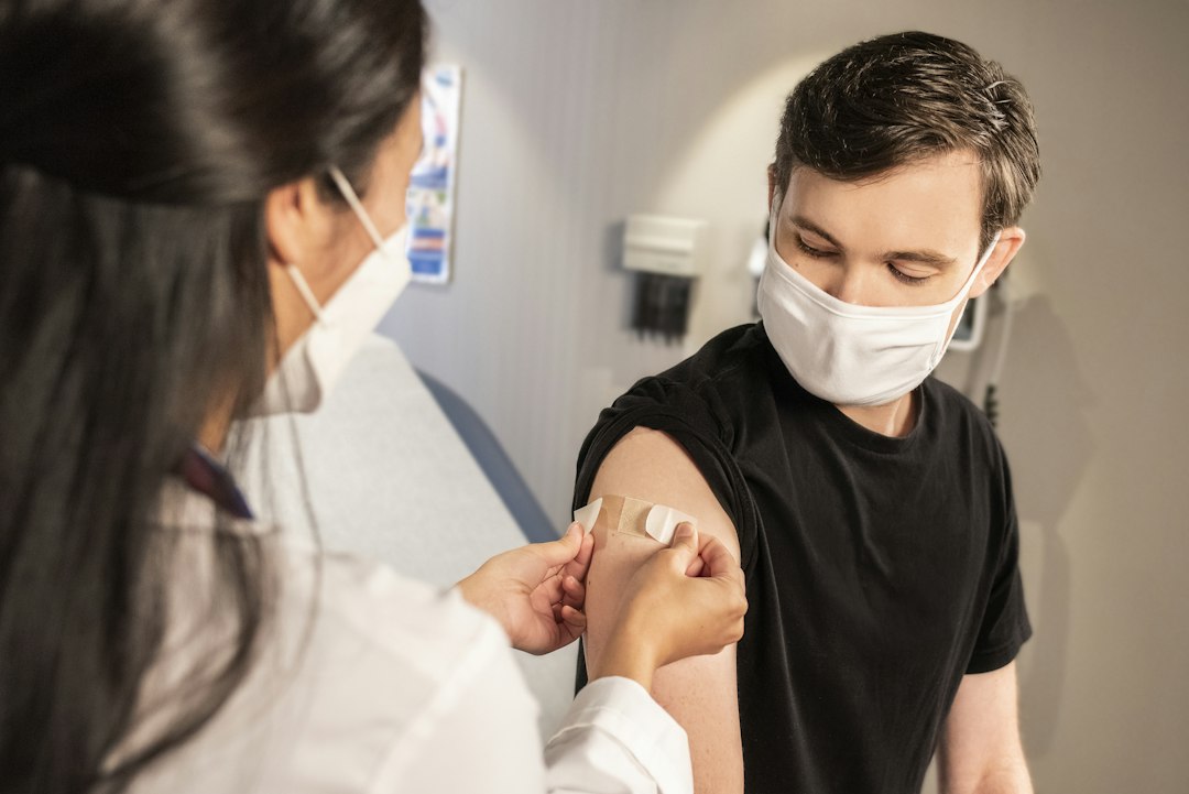 Vaccination contre la grippe réalisée par une professionnelle de santé